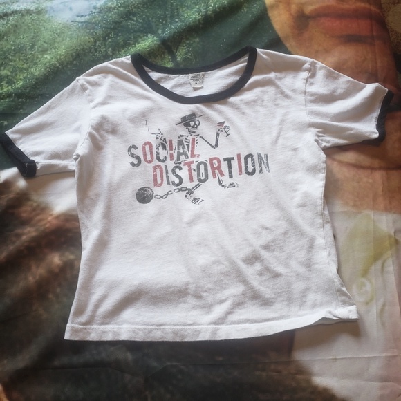 Tops - Medium Crop Social D shirt!